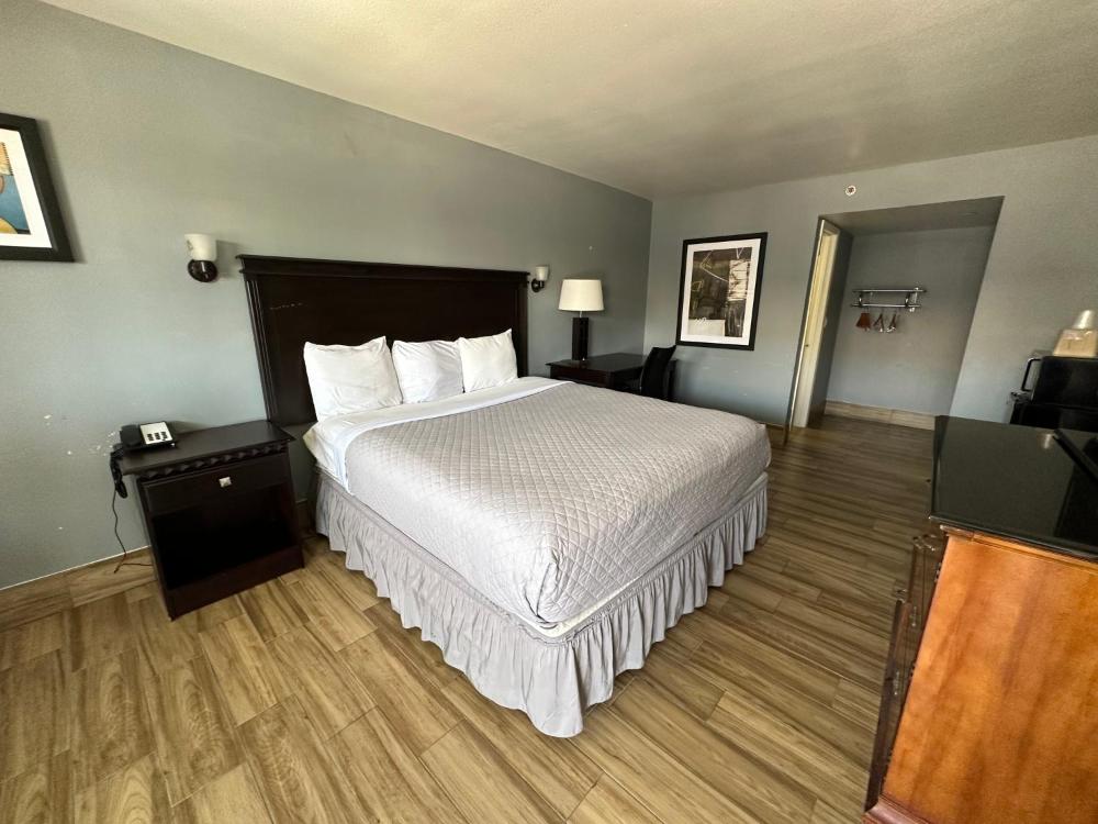 King Room - Non-Smoking interior